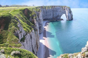 Disponible pour le week-end du 1er mai, grande maison pour 12-15 personnes avec jardin, pétanque, baby foot, cheminée et barbecue